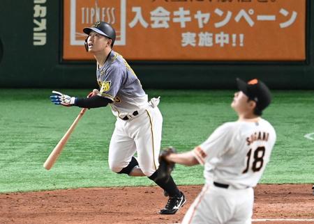 ７回、菅野から先制の２号ソロを放つ糸原（撮影・飯室逸平）
