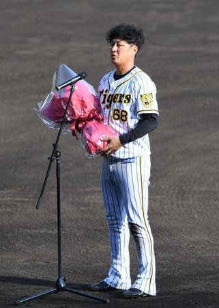 引退スピーチをする阪神・俊介＝甲子園（撮影・北村雅宏）