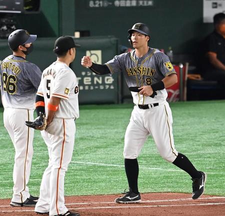 ２回、四球を選び出塁する佐藤輝（撮影・飯室逸平）