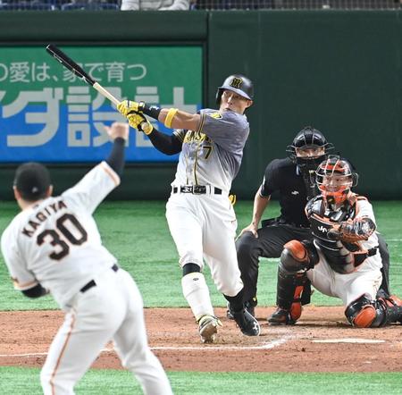 ５回、走者一掃の３点適時二塁打を放つ糸井（撮影・飯室逸平