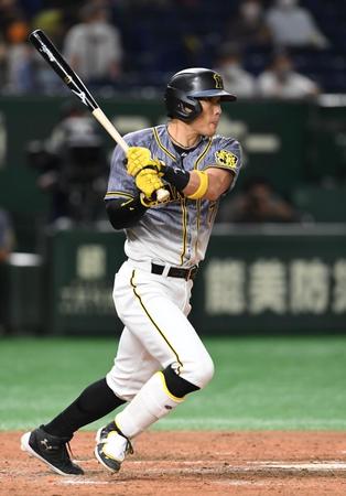 ５回、糸井は走者一掃の３点適時二塁打を放つ（撮影・佐藤厚）