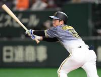 　１回、二塁打を放つ近本（撮影・田中太一）