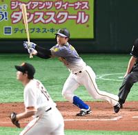 　８回、菅野から二塁打を放つ近本（撮影・飯室逸平）