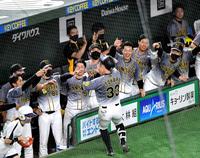 　７回、先制ソロを放った糸原（３３）を笑顔で迎える矢野監督（左から３人目）ら阪神ナイン（撮影・西岡正）