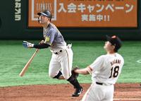 ７回、菅野から先制の２号ソロを放つ糸原（撮影・飯室逸平）