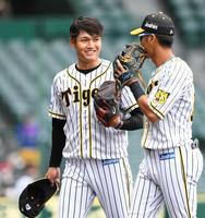 ３回、満塁のピンチを無失点で切り抜け、板山（右）と話しながらベンチに戻る西純（撮影・北村雅宏）