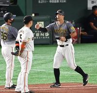 ２回、四球を選び出塁する佐藤輝（撮影・飯室逸平）