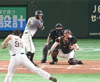 ２回、四球を選ぶ佐藤輝（撮影・飯室逸平）