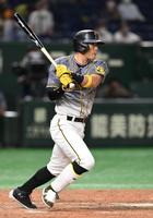 ５回、糸井は走者一掃の３点適時二塁打を放つ（撮影・佐藤厚）