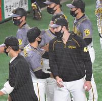 巨人に勝利し、矢野監督（左）に迎えられるガンケル（撮影・西岡正）