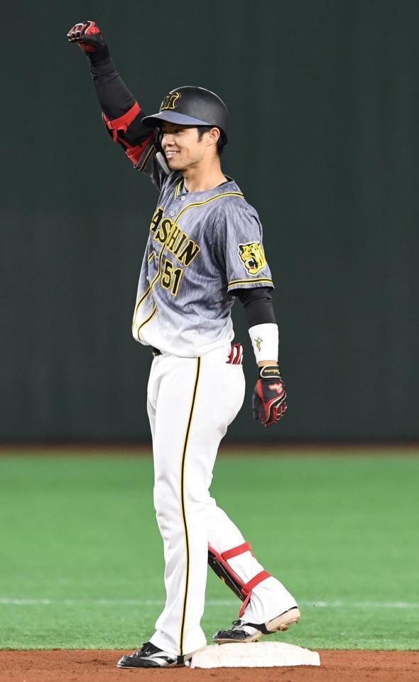 　８回、中野は左中間に２点適時二塁打を放ち、二塁塁上でガッツポーズ（撮影・佐藤厚）