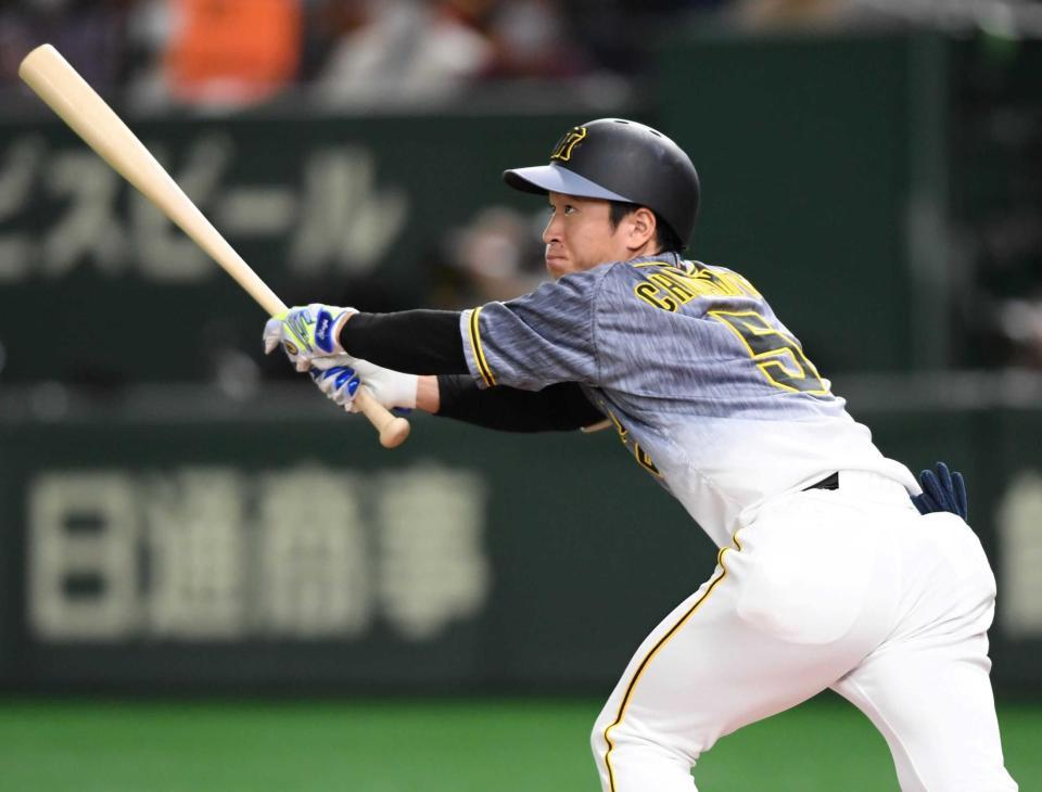 　１回、二塁打を放つ近本（撮影・田中太一）