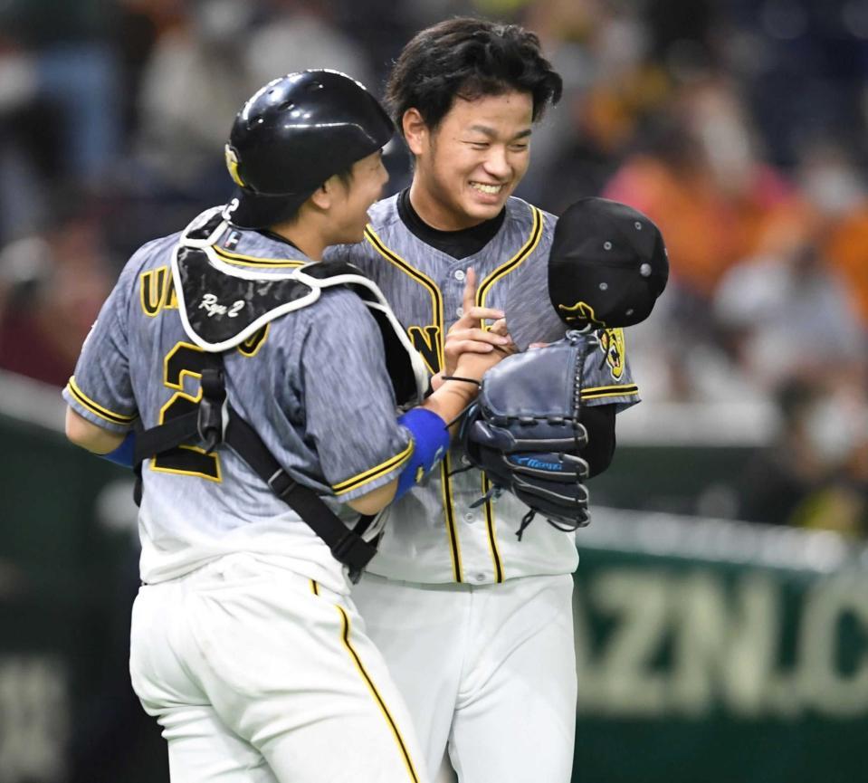 　プロ初完封を飾り梅野（左）と喜び合う高橋（撮影・佐藤厚）