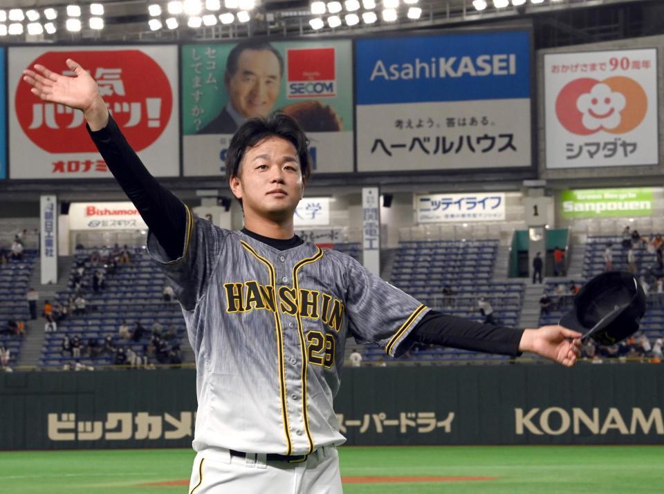 　敵地・東京ドームで巨人を完封した高橋はスタンドの声援に応える（撮影・田中太一）