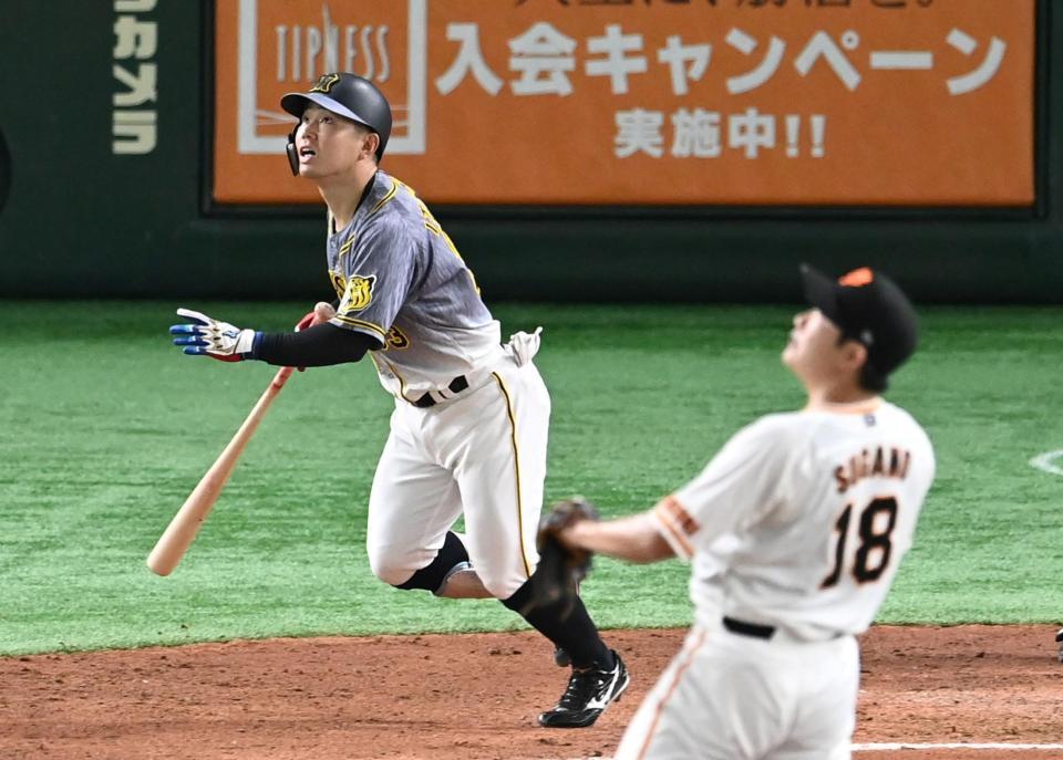 ７回、菅野から先制の２号ソロを放つ糸原（撮影・飯室逸平）