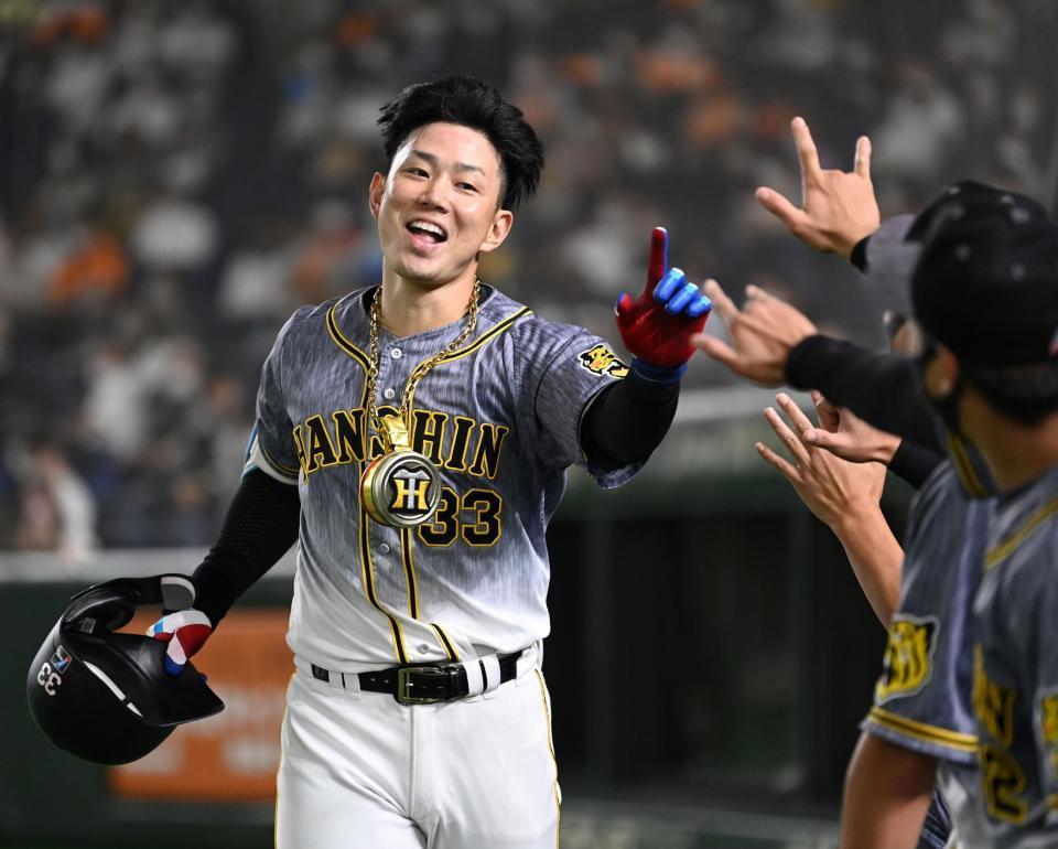 　７回、先制ソロを放った糸原はナインに迎えられる（撮影・田中太一）