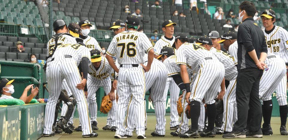 試合前、円陣を組む阪神ナイン（撮影・北村雅宏）