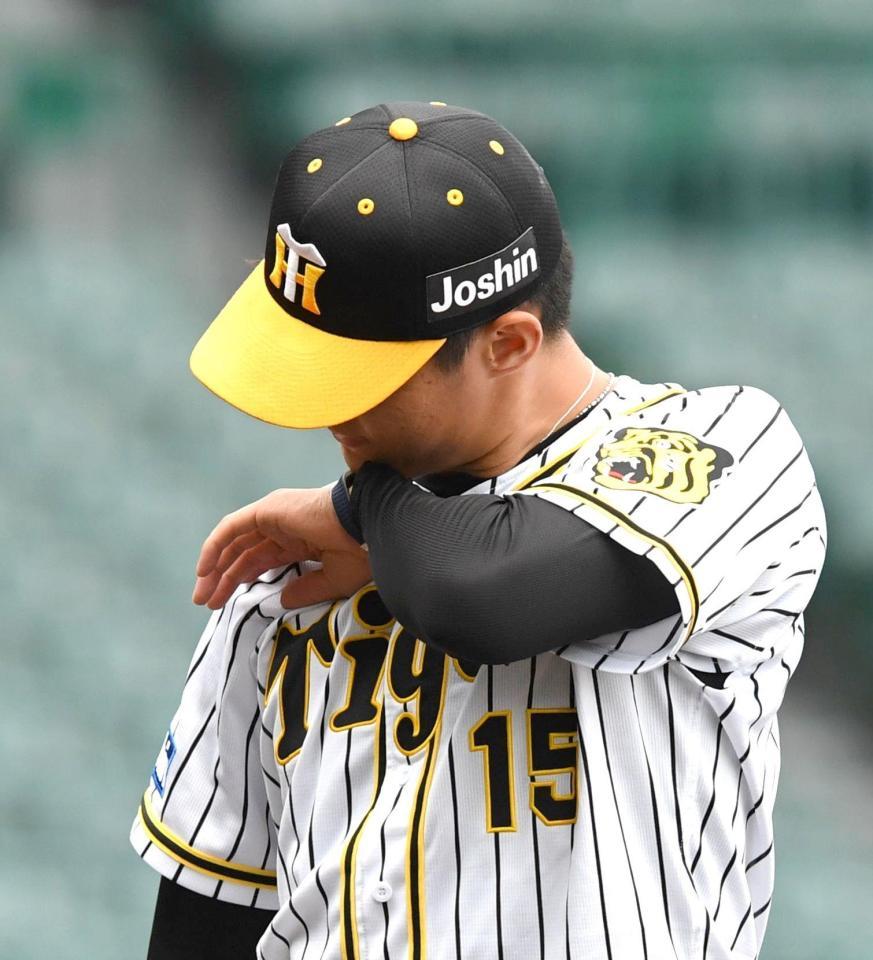 ２回、先制点を奪われ、汗を拭いながらベンチに戻る西純（撮影・北村雅宏）