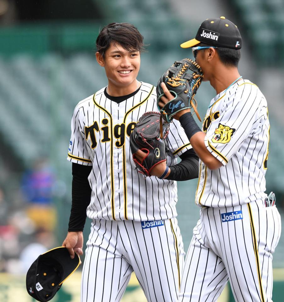 ３回、満塁のピンチを無失点で切り抜け、板山（右）と話しながらベンチに戻る西純（撮影・北村雅宏）