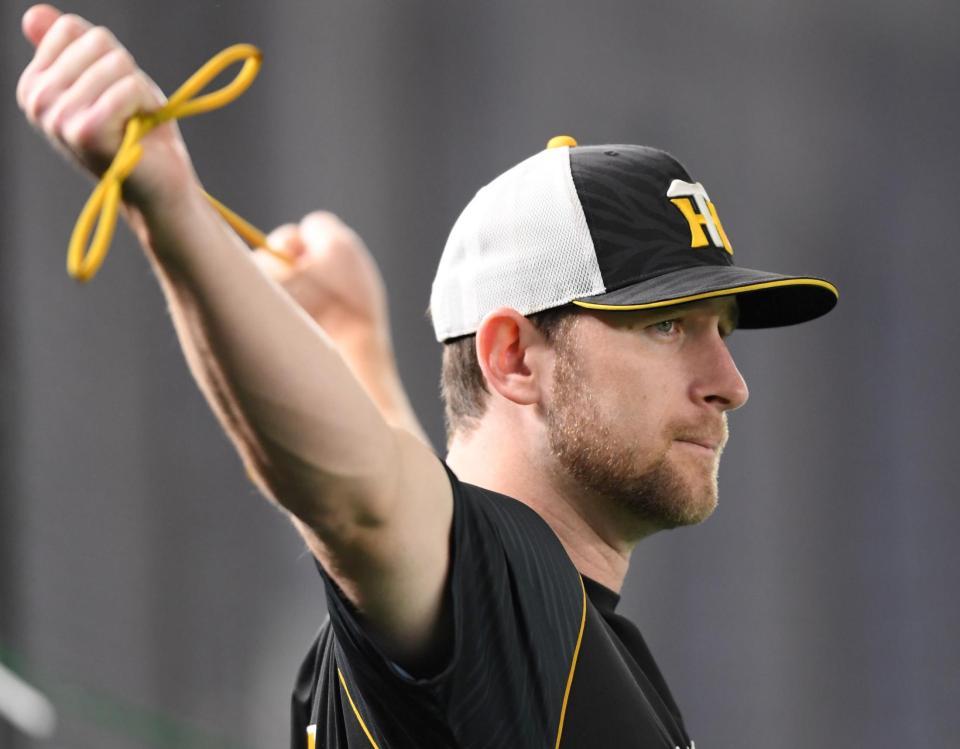 ストレッチをするガンケル（撮影・田中太一）