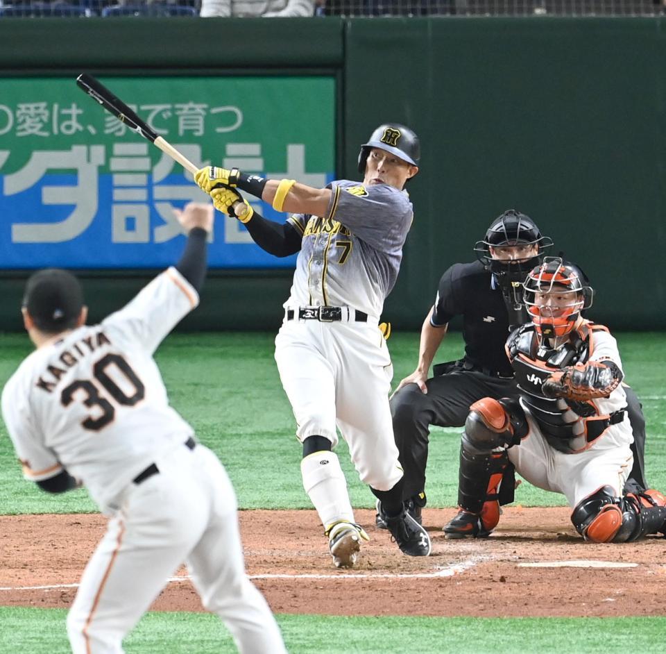 ５回、走者一掃の３点適時二塁打を放つ糸井（撮影・飯室逸平