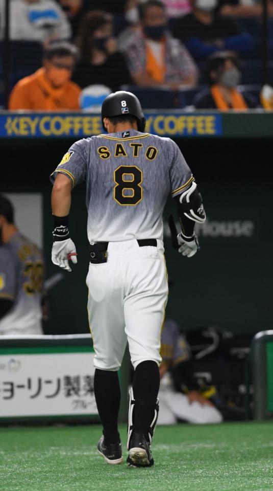 ４回、佐藤輝は三塁ゴロに倒れる（撮影・佐藤厚）