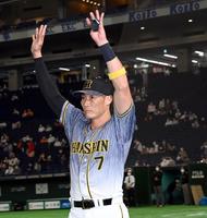 　試合後、スタンドの声援に両手をあげて応える糸井（撮影・田中太一）