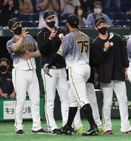 　６回１失点で８勝目を挙げ、スアレス（右から２人目）からウイニングボールを受け取るガンケル（左から２人目）＝撮影・佐藤厚