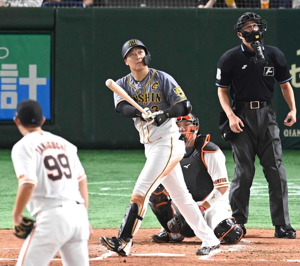 　３回、山口（手前）から看板直撃の先制１７号ソロを放つ大山（撮影・飯室逸平）