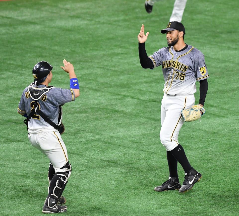 　巨人に勝利し、梅野（左）と喜び合うスアレス（撮影・西岡正）