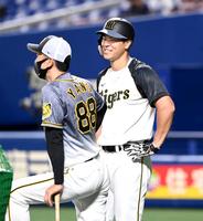 　佐藤輝（右）の復調気配に矢野監督も期待