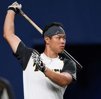 　素振りをする佐藤輝（撮影・田中太一）