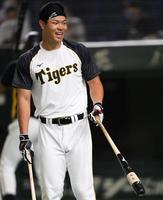 　バットの芯部分には目のイラストが書かれており苦笑いする佐藤輝（撮影・田中太一）