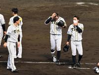 試合後ファンにあいさつを終え、阪神・佐藤輝明（右から２人目）は厳しい表情でベンチに戻る＝甲子園（撮影・山口登）