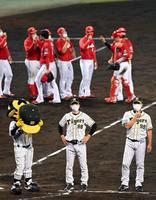 広島に敗れ、矢野監督らナインは整列する（撮影・山口登）