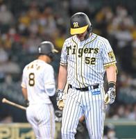 ７回、三振に倒れベンチに戻る阪神　ジェリー・サンズ。左は阪神・佐藤輝明＝甲子園（撮影・高部洋祐）