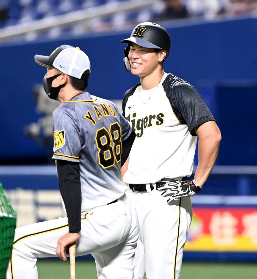 　佐藤輝（右）の復調気配に矢野監督も期待