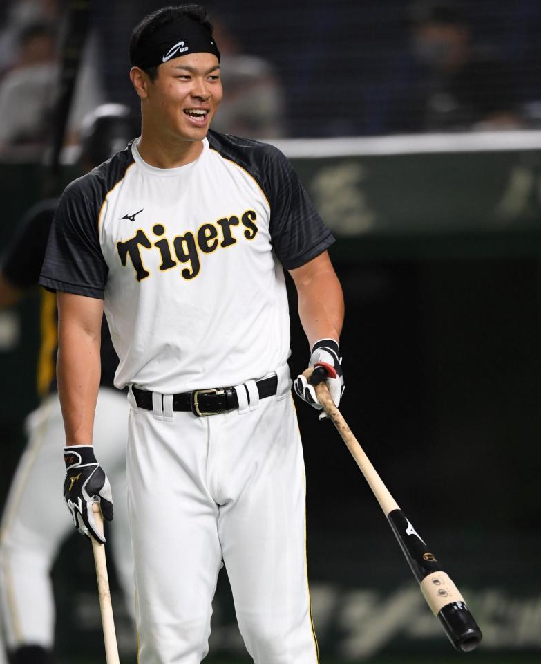 　バットの芯部分には目のイラストが書かれており苦笑いする佐藤輝（撮影・田中太一）