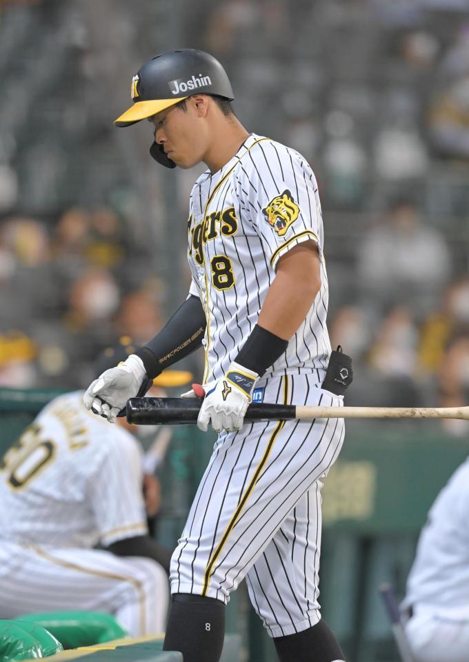 ７回、三振に倒れベンチに戻る佐藤輝（撮影・高部洋祐）