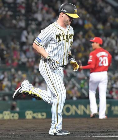 　９回、栗林（右）の前に右飛に倒れるサンズ