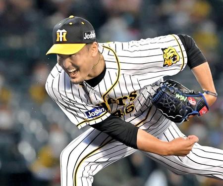 　気合の入った表情で投げ込む秋山