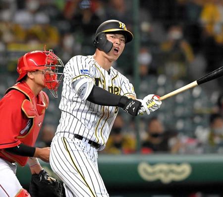 　２回、悔しがる佐藤輝（撮影・高部洋祐）