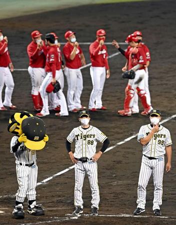 　広島に敗れ、整列する矢野監督（中央）ら