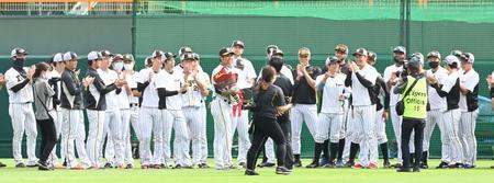 　ナインから花束を贈られ笑顔の桑原（撮影・飯室逸平）
