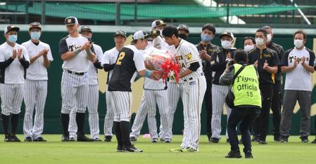 　梅野（中央左）から花束を贈られ、握手をする桑原（撮影・佐々木彰尚）