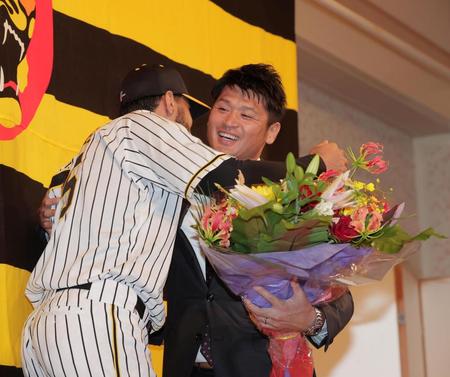 　花束を届けてくれたスアレスと抱擁する中田＝ホテルヒューイット甲子園