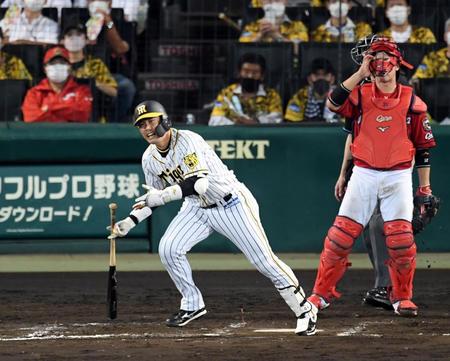 　６回、代打の原口は中飛に倒れる（撮影・山口登）
