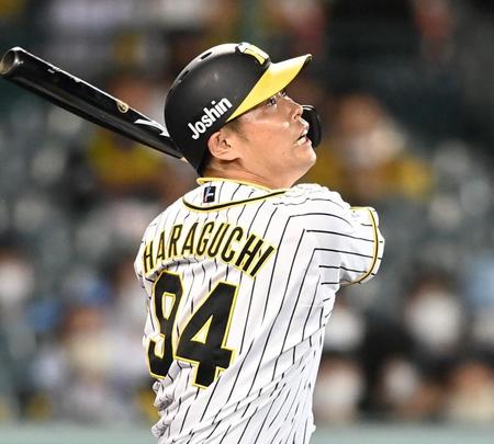 　６回、中飛に倒れる代打・原口（撮影・飯室逸平）