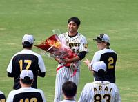 　引退する桑原（中央）は梅野（右）から花束を贈られる（撮影・山口登）