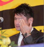 　引退会見で涙ながらに思いを語る中田＝ホテルヒューイット甲子園